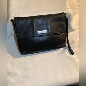 Vintage perlina  black leather handbag. 1/2 6 inches tall 1/2 9 inches wide